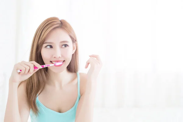 Wanita menggosok gigi — Stok Foto