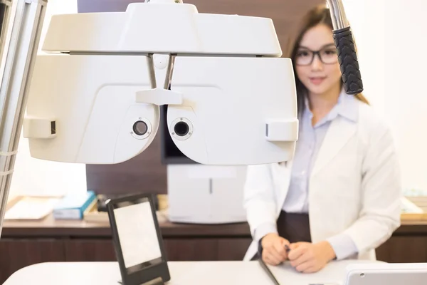 Bella donna optometrista sorridente — Foto Stock