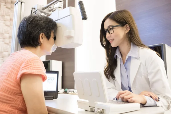 Kvinna med optiker i butiken — Stockfoto