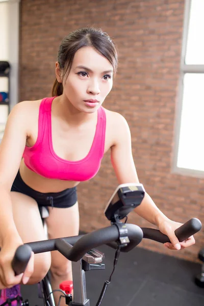 Donna che utilizza palestra volano — Foto Stock