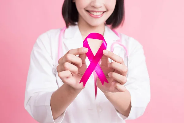 Médico segurando fita rosa — Fotografia de Stock