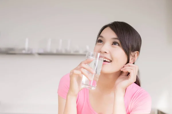 Woman drink water — Stock Photo, Image