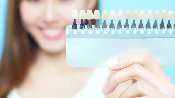 Mulher com dentes paleta de cores — Fotografia de Stock