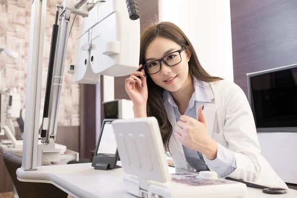 Vrouw optometrist glimlachen — Stockfoto