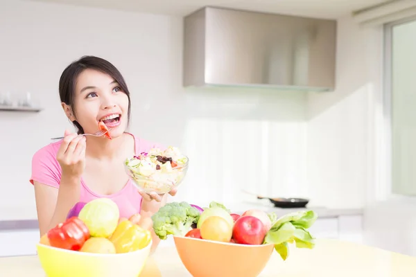 Beleza dona de casa segurando salada — Fotografia de Stock
