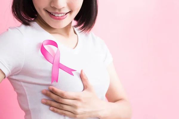 Mujer revisando su pecho — Foto de Stock