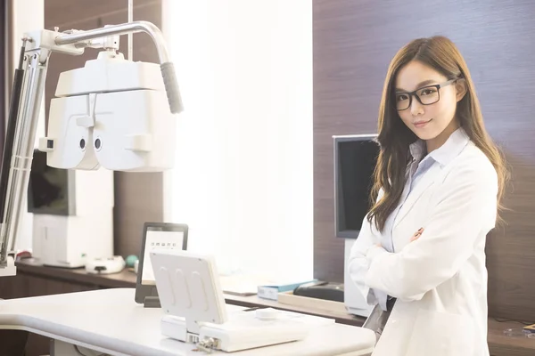 Mujer optometrista sonriendo — Foto de Stock