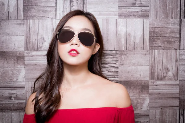 Woman wearing  sunglasses posing — Stock Photo, Image