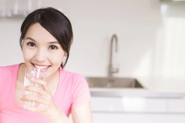 Kvinna dricksvatten o — Stockfoto