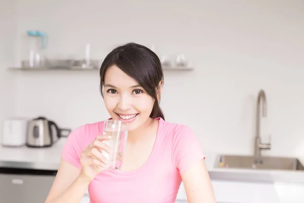 Woman drinking  water o — Stock Photo, Image