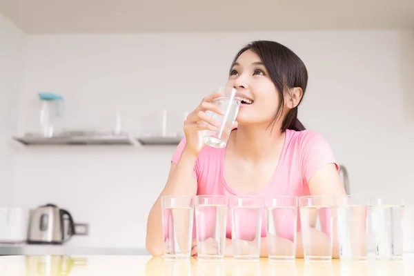 Kadın içecek su — Stok fotoğraf