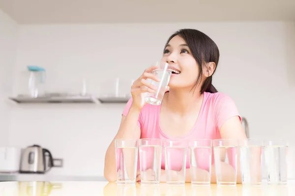 Mujer beber agua —  Fotos de Stock