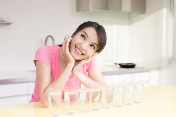 Woman with water  in the kitchen. — Stock Photo, Image