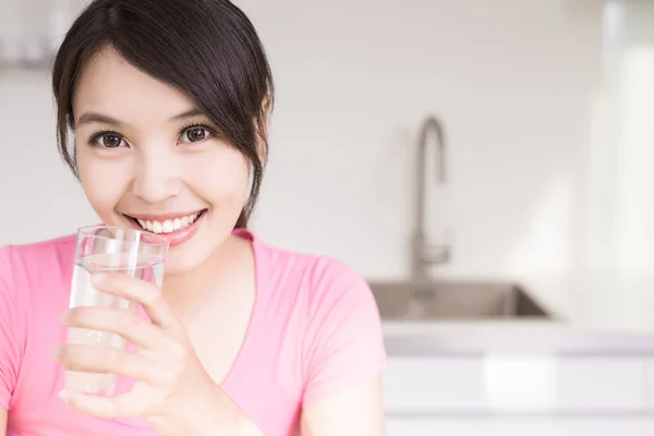 Frau mit Wasser in der Küche. — Stockfoto