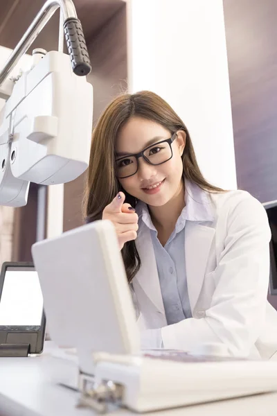 Mujer optometrista sonriendo —  Fotos de Stock