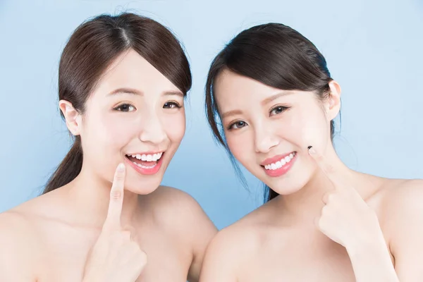 Mujeres con dientes sanos — Foto de Stock