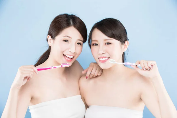 Mujeres de belleza con cepillos de dientes — Foto de Stock