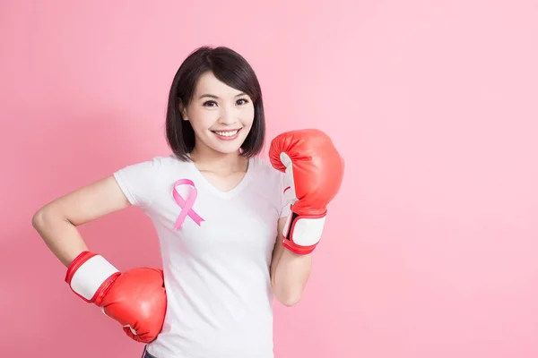 Mujer con signo de salud en el pecho — Foto de Stock