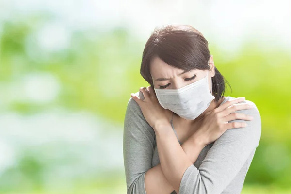 Mujer sintiendo frío — Foto de Stock