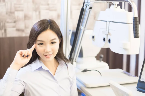 Woman smiling  in the optical shop — Stock Photo, Image