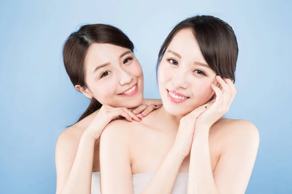 Dos mujeres de belleza posando — Foto de Stock