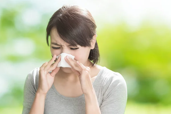 Frau pustet sich die Nase aus — Stockfoto