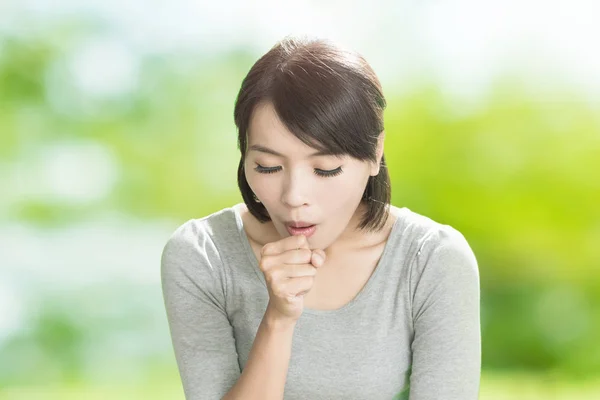 Mujer joven tosiendo — Foto de Stock