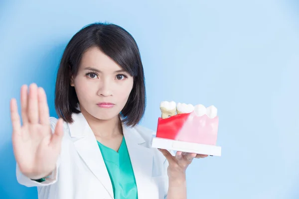 Mujer dentista con modelo de dientes — Foto de Stock