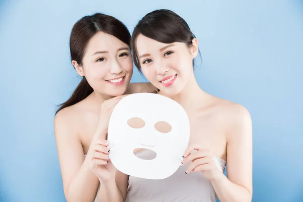 Dos mujeres de belleza con máscara — Foto de Stock