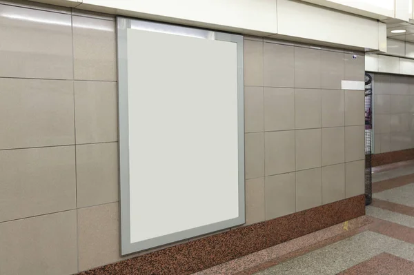 Panneau d'affichage blanc dans le métro — Photo
