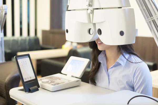 Mulher com optometria na loja óptica — Fotografia de Stock