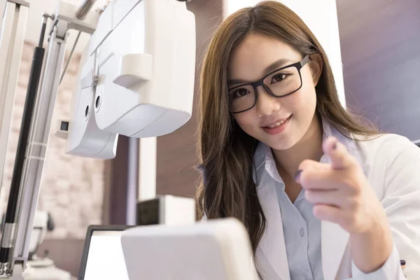 Woman optometrist posing — Stock Photo, Image
