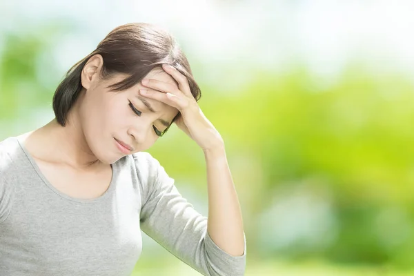 Vrouw gevoel hoofdpijn — Stockfoto