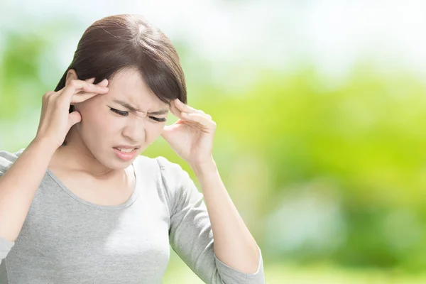 Mulher sentindo dor de cabeça — Fotografia de Stock