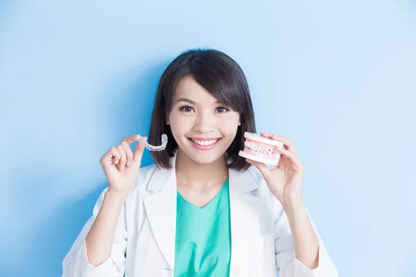 Mujer dentista con aparato ortopédico —  Fotos de Stock
