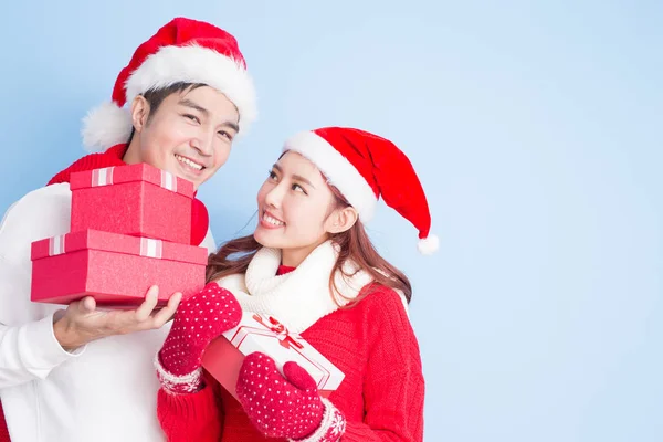 Pareja con regalos de Navidad — Foto de Stock