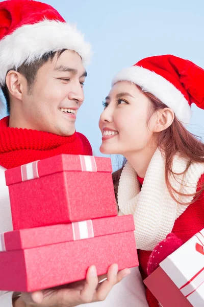 Couple with  presents  on christmas — Stock Photo, Image