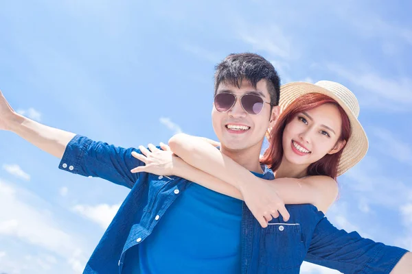 Pareja feliz posando — Foto de Stock