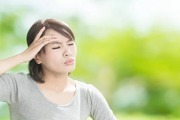 Giovane donna con mal di testa — Foto Stock