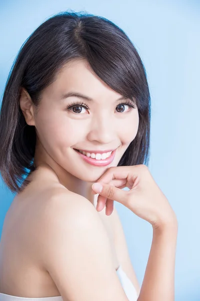 美しい女性が幸せそうに笑って — ストック写真