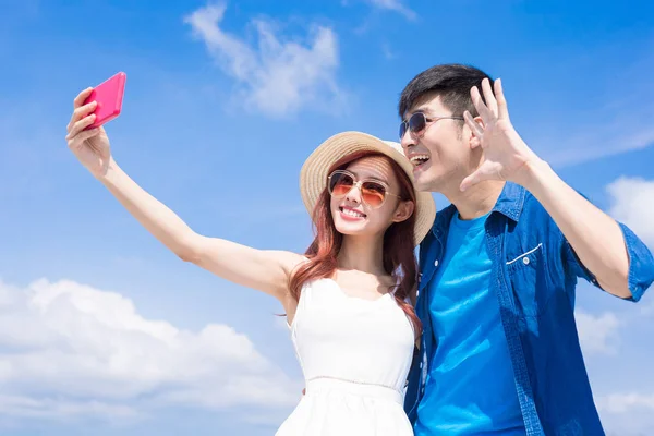 Couple taking selfie happily — Stock Photo, Image