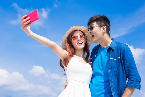 Selfie mutlu bir şekilde çekici çift — Stok fotoğraf