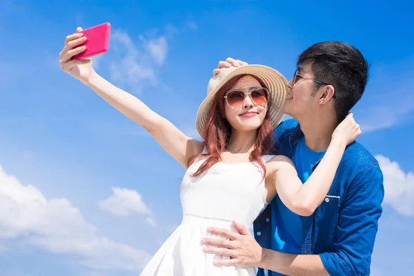 Pareja tomando selfie felizmente — Foto de Stock