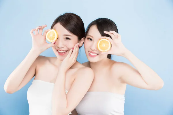 Schoonheid vrouwen met stukjes sinaasappel — Stockfoto