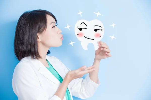 Стоматолог із зубною карткою — стокове фото