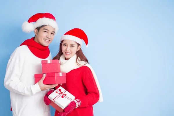 Pareja feliz con regalos — Foto de Stock