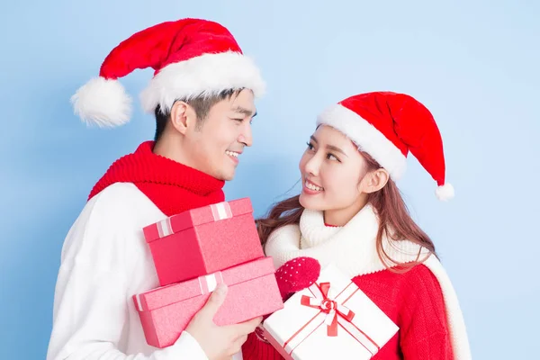 Couple avec cadeaux sur hristmas — Photo