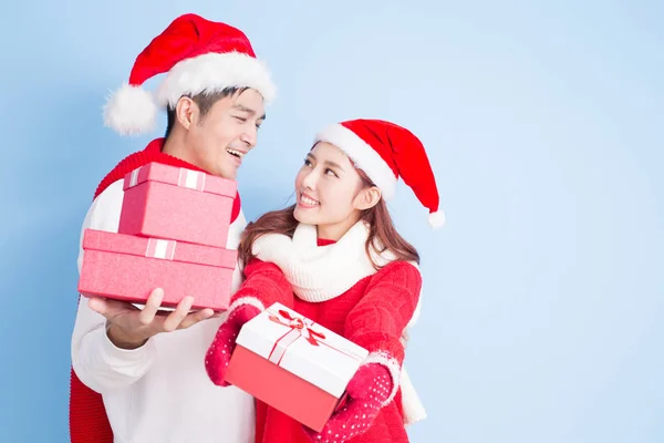 Pareja con regalos en hristmas — Foto de Stock