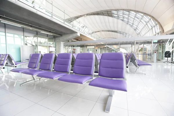 Cadeiras no aeroporto moderno — Fotografia de Stock