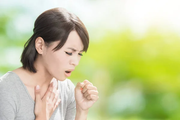 Sjuk kvinna hosta — Stockfoto